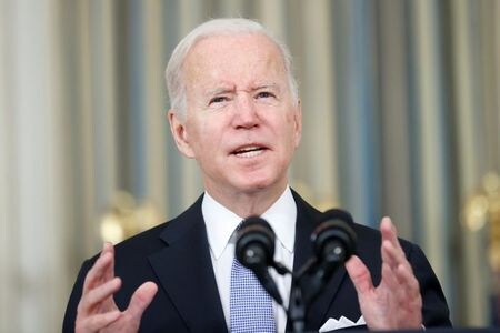 １１月６日、バイデン米大統領（写真）は石油輸出国機構（ＯＰＥＣ）とロシアなどの非加盟産油国で構成する「ＯＰＥＣプラス」が追加増産を見送ったことを受け、原油価格の高騰に対処する方法はあるという見解を示した。ホワイトハウスで撮影（２０２１年　ロイター/Jonathan Ernst）