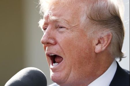 　１０月１６日、米ホワイトハウスは、トランプ大統領のアジア歴訪を含む１１月３─１４日までの外遊日程に関する声明を公表した。核・ミサイル開発を続ける北朝鮮情勢を巡る緊張が高まる中、アジア各国首脳との会談を通じて連携を強化したい考え。ホワイトハウスでメディアの質問に答える同大統領（２０１７年　ロイター／Kevin Lamarque）