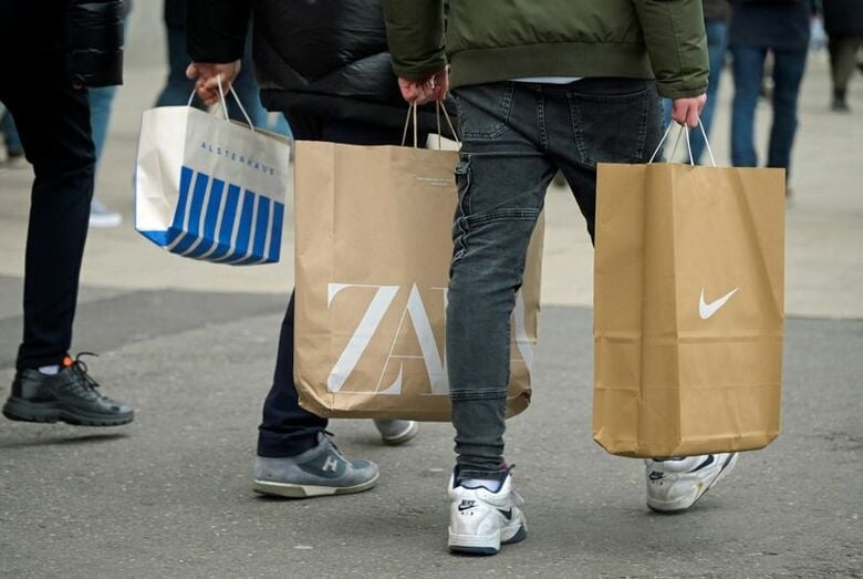 独ハンブルクでクリスマスショッピングをする人々。2022年12月3日撮影。REUTERS/Fabian Bimmer
