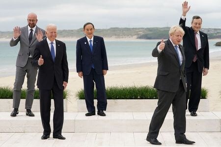 　６月１３日訪英中の菅義偉首相は１３日、主要７カ国首脳会合（Ｇ７サミット）閉幕後に記者団の取材に応じ、各国首脳から東京五輪・パラリンピック開催に賛同を得たと語った。英カービスベイで１１日撮影（２０２１年　ロイター／Kevin Lamarque／Pool）