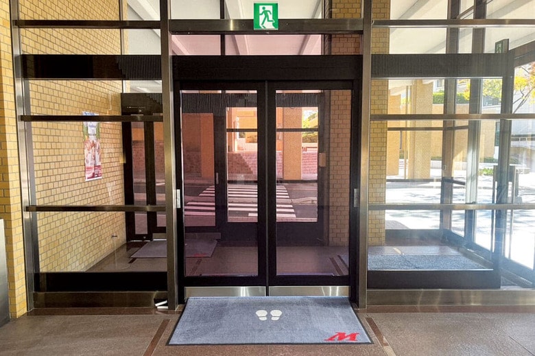 自然の引力のみで稼働する自動ドア「ニュートン」