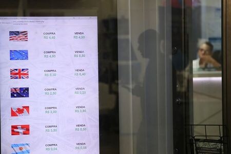 終盤のニューヨーク外為市場ではドルが小幅高。７月は月間ベースで１０年ぶり下落率になったが、投資家が一部のショートポジションを解消したという。リオデジャネイロで３月撮影（２０２０年　ロイター/SERGIO MORAES）