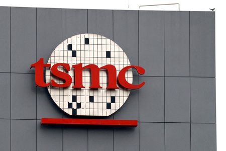 １月１０日、半導体受託生産最大手の台湾積体電路製造（ＴＳＭＣ）が公表したデータに基づく２０２３年第４・四半期売上高は前年同期比でほぼ横ばいとなり、会社予想と市場予想のどちらも上回った。写真は同社のロゴ。台南で２０２２年１２月撮影（２０２４年　ロイター/Ann Wang）