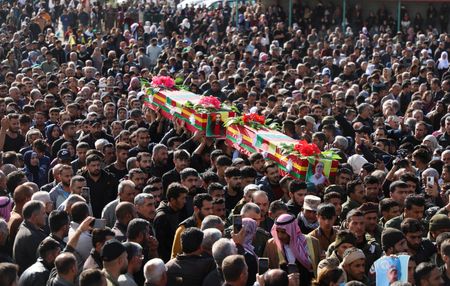 １１月２１日、　トルコはシリア北部からクルド人武装勢力による迫撃砲攻撃があり、２人が死亡したと発表した。写真は２１日、シリア北部で、虜の攻撃を受け死亡した人の棺を運ぶ人々（２０２２年　ロイター/Orhan Qereman）