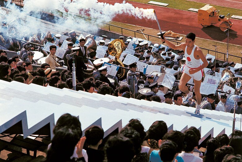 昭和39年（1964年）の東京五輪開催に合わせて、首都高速や新幹線といった交通インフラが急ピッチで整備された　MONDADORI／GETTY IMAGES
