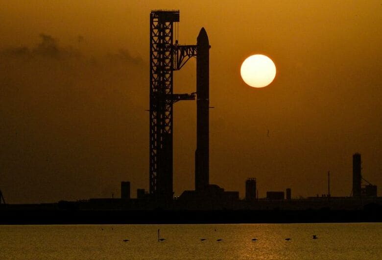 7月24日、米テキサス州スターベースの発射台に据えられたスターシップ宇宙船。 REUTERS/Steve Nesius