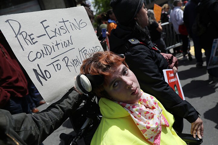 医療保険「改悪」に抗議する脳性麻痺患者のアルバ・ソノサ（5月9日、ニューヨーク）　Shannon Stapleton-REUTERS