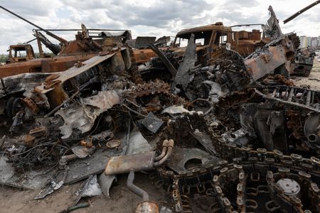 　主要７カ国（Ｇ７）は５月１８日からドイツのボンで開く財務相・中央銀行総裁会議で、ウクライナに対する１５０億ユーロ（１５８億ドル）の支援策を検討する。独政府高官が１７日、明らかにした。写真はロシア軍の破壊された戦車。１６日にウクライナのブチャで撮影（２０２２年　ロイター/Jorge Silva）