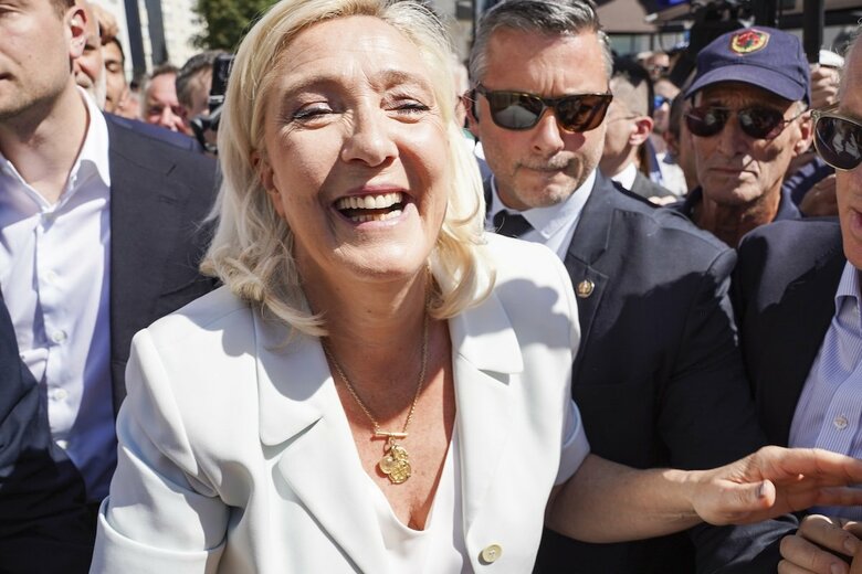 欧州議会の公費不正流用事件で実刑判決を受ける一方、2027年大統領選への出馬を改めて表明したマリーヌ・ルペン。翌7月8日、サルト県ラ・フレーシュで選挙戦初の街頭活動を行った。　Frédéric Pétry / Hans Lucas via Reuters ConnectFrédéric Pétry / Hans Lucas via Reuters Connect