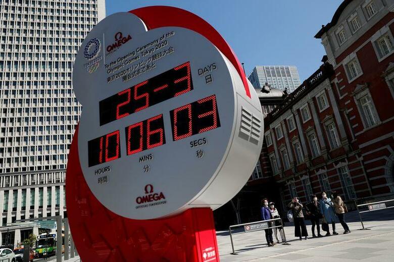 ７月の東京五輪開催延期という日本とＩＯＣの歴史的な決断から一夜明けた２５日、東京駅に設置されたオリンピック時計は開催までの日数表示をやめた。３月２５日、東京駅前で撮影（２０２０年　ロイター/Issei Kato）