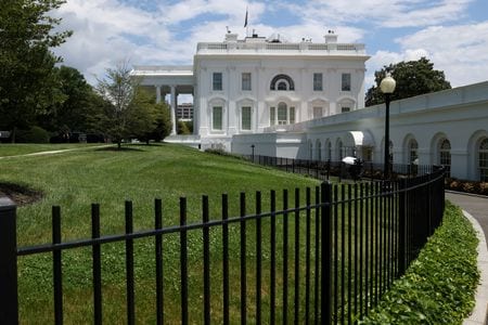 　米ホワイトハウス内で２日（訂正）遅く、白い粉が発見され、ホワイトハウスの一部が一時閉鎖される事態となった。米紙ワシントン・ポスト（ＷＰ）は、ワシントンの消防署によって白い粉がコカインであることが確認されたと報じた（２０２３年　ロイター／Julia Nikhinson）