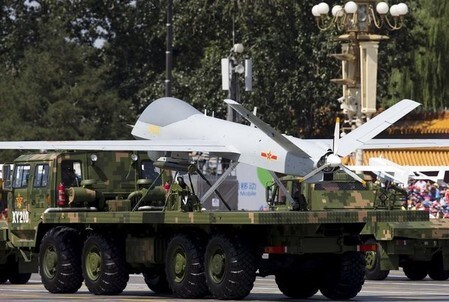 　２月２８日、中国が開発した新型の軍事用無人機（ドローン）「翼竜２」に海外から過去最大規模の受注があったと、新華社が２７日報じた。写真は軍事パレードに出展された「翼竜」。２０１５年９月北京での代表撮影（２０１７年／ロイター）