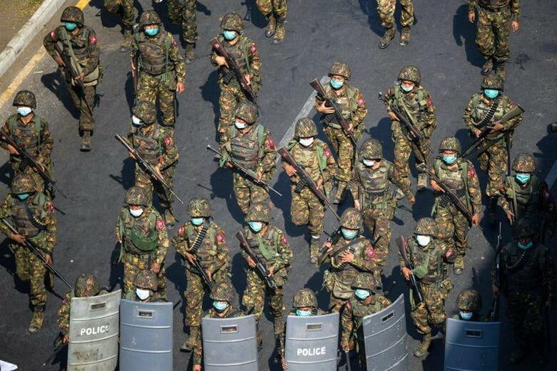 ミャンマー国営放送（ＭＲＴＶ）は１３日、抗議デモを取材し、起訴され刑務所に収監中だった日本人フリージャーナリストの北角裕樹さんが解放されると報じた。写真は２月２８日撮影（２０２１年　ロイター/Stringer）
