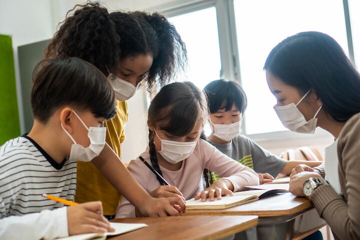 人手不足は学校教育の場にも及んでいる　Complexio/iStock.