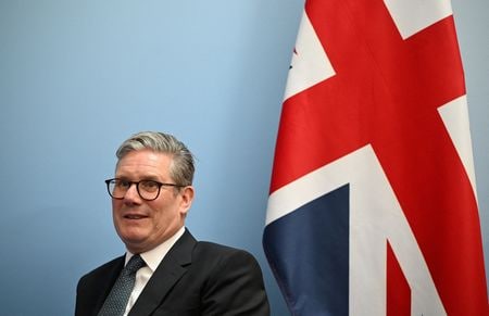 英国のスターマー新首相（写真）は１８日、欧州政治共同体（ＥＰＣ）首脳会合で、ウクライナへの支援を進めると共に、欧州の喫緊の課題である不法移民対策や気候変動、エネルギー安全保障に取り組むため、欧州での協力を深めるよう呼びかけた。（２０２４年　ロイター/JUSTIN TALLIS）