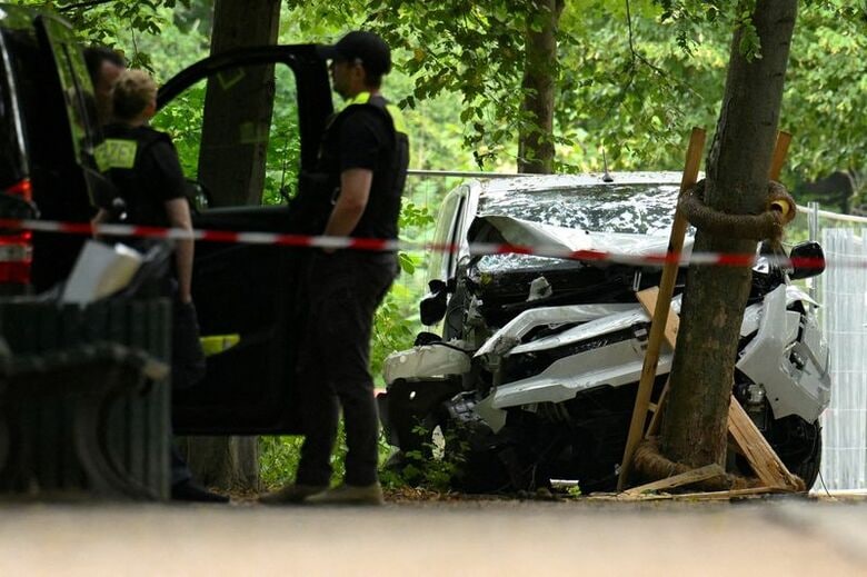 7月26日、ベルリンのプライドパレードの会場付近の公園で群衆に突っ込み、木に衝突して止まった車。 REUTERS/Annegret Hilse
