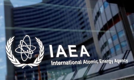 　国際原子力機関（ＩＡＥＡ）は１７日の理事会で、ロシアにウクライナ国内の核関連施設での全ての活動を停止するよう求める決議を採択した。外交筋が明らかにした。写真はＩＡＥＡのロゴ。ウィーンで２０２１年６月撮影（２０２２年　ロイター／Leonhard Foeger）