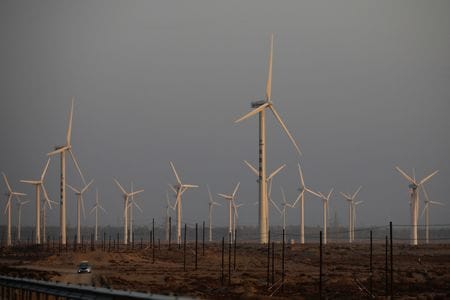 中国電力企業連合会（ＣＥＣ）は２７日に公表した報告書で、風力、原子力、太陽光、水力などの非化石燃料による発電が２０２２年末までに同国の総発電容量の半分を占めるようになると予想した。写真は甘粛省で２０２０年９月撮影（２０２２年　ロイター／CARLOS GARCIA RAWLINS）