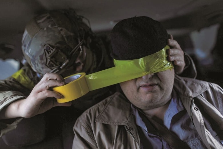 ハルキウ（ハリコフ）で協力者とみられる男を拘束するSBU要員　RICARDO MORAESｰREUTERS