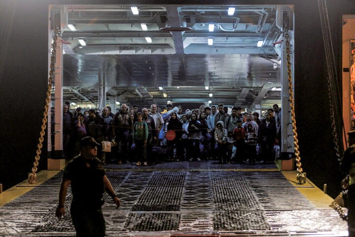 レスボス島からフェリーでピレウス港に着いた難民を待つのは過酷な運命だ　GIORGOS MOURAFIS-REUTERS