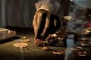 チャドの首都ヌジャメナの店でショーケースに金のジュエリーを並べる男性。同国北部で採掘された金は、UAEのドバイに密輸されて加工され、再輸入されることも多い（25年12月）