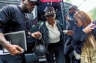 「母は何を思うのか」──ディディ裁判、元恋人たちの証言が波紋呼ぶなか法廷に現れた母親が語る言葉は