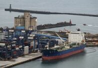 アジア、原油輸入10年ぶり低水準で4･5月は精製量急減へ