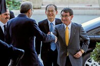 単刀直入さと英語とはったり、河野外交は官邸主導を変えるか