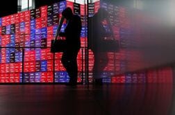 日経平均は安寄り後に上昇、最高値更新　米ハイテク株高が支援 