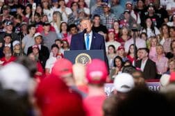 トランプ氏、支持者に郵便投票促す　不正主張から一転