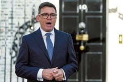 与党「支持急落」はなぜ起きた？ 英バーナム新首相が背負う「大きすぎる負の遺産」