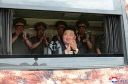 北朝鮮、新型駆逐艦で巡航ミサイルなど試験　金総書記が視察