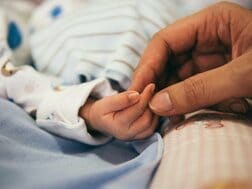 息子を事故で失った54歳女性、22年前の凍結胚から女児を出産
