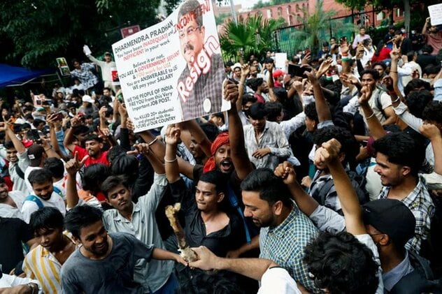 インドの教育相が辞任…若者主導の「ゴキブリ人民党」が「勝利宣言」、デモ終結
