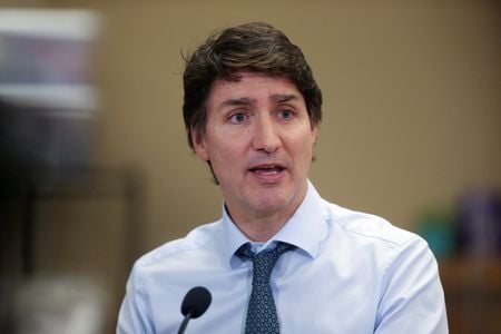 カナダのトルドー首相はこれまで、経済成長と人手不足の穴埋めを移民に依存してきた。しかし、世論が激変して次の選挙での勝機が脅かされかねない状況となり、現在は移民受け入れにブレーキをかけている。写真はマニトバ州ウィニペグで１５日撮影（２０２４年　ロイター／Shannon VanRaes）