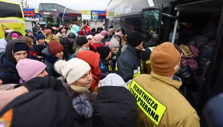 ３月８日、ロシアによるウクライナ侵攻開始以降、２００万人を超える人がウクライナから国外に逃れたことが国連難民高等弁務官事務所（ＵＮＨＣＲ）の報告で分かった。写真は同日、ポーランドのプシェミシルに到着するウクライナからの避難民（２０２２年　ロイター／Fabrizio Bensch）