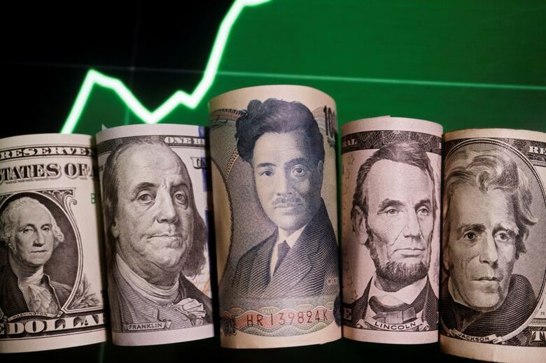 米ドルと日本円の紙幣。22年6月撮影。REUTERS/Florence Lo