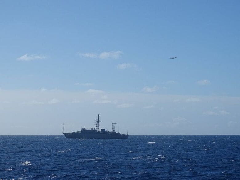 米沿岸警備隊のＨＣ─１３０ハーキュリーズ機。2025年10月撮影の提供写真。U.S. Coast Guard/Cutter William Hart/Handout via REUTERS