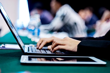 日本の学生が自分のパソコンを所持する割合は、欧米諸国に比べると格段に低い baona-iStockphoto