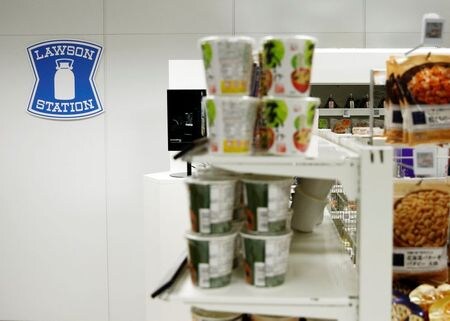 　ローソンとポプラは１０日、ポプラのコンビニ事業の一部を会社分割し、ローソンに承継する吸収分割契約を締結した。写真はローソンのロゴ、２０１７年１２月撮影（２０２０年　ロイター／Kim Kyung-Hoon）