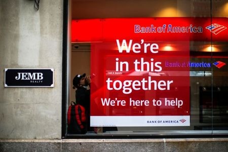 １０月２１日、米金融機関が新型コロナウイルス支援策に絡む規制リスクに戦々恐々となっている。ニューヨークのバンク・オブ・アメリカ店舗前で４月撮影（２０２０年　ロイター/Eduardo Munoz）
