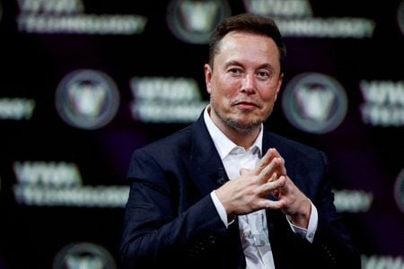 　７月２５日、米電気自動車（ＥＶ）大手テスラのマスク最高経営責任者（ＣＥＯ、写真）は、米証券取引委員会（ＳＥＣ）が同氏のツイッター投稿を巡る同意審決の執行に際し、権限を越えたかどうか調べるよう米連邦最高裁に上訴する意向だ。写真はパリで６月撮影（２０２３年　ロイター／Gonzalo Fuentes）