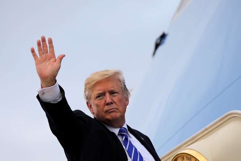 ９月２６日、トランプ米大統領は、２０１８年度の難民受け入れ数を４万５０００人に制限する計画だ。事情に詳しい２人の当局者が明らかにした。メリーランド州アンドリュースで大統領専用機に乗り込む同大統領（２０１７年　ロイター／Carlos Barria）