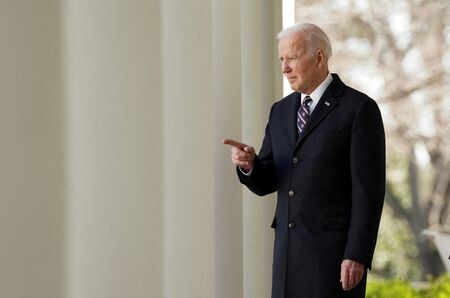 ５月６日、バイデン米大統領（写真）は、ウクライナに対する１億５０００万ドルの追加軍事支援に署名した。ホワイトハウスで３月撮影（２０２２年　ロイター/Kevin Lamarque）