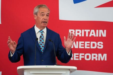 　英タイムズ紙の依頼で調査会社ユーガブが実施した世論調査によると、７月４日に総選挙を控える英国で、ナイジェル・ファラージ氏の右派ポピュリスト政党「リフォームＵＫ」の支持率がスナク首相の与党・保守党を上回った。ロンドンで１０日撮影（２０２４年　ロイター/Kevin Coombs）