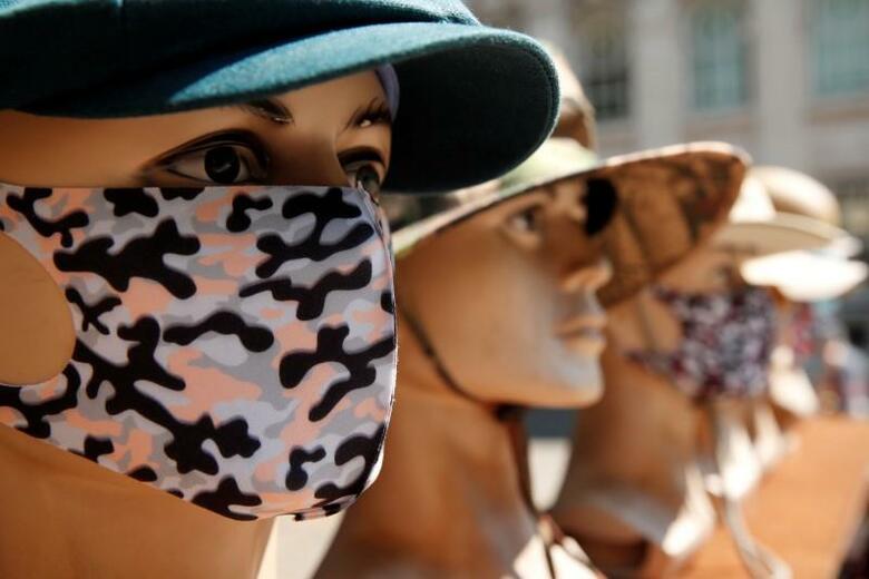 コロナウイルスの感染経路に関する研究結果をまとめたレビューによると、少なくとも1メートルの対人距離確保と、マスクおよび目を保護する防護具の着用が、COVID─19(新型コロナウイルス感染症)のリスク抑制に最善の策であることが分かった。写真は6月1日、ノリッジのマーケットで撮影(2020年　ロイター/Andrew Couldridge)