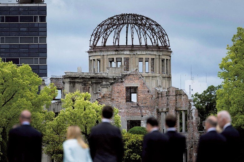 原爆ドームのある平和記念公園を訪れたG7首脳（5月19日）　BRENDAN SMIALOWSKI–POOL–REUTERS