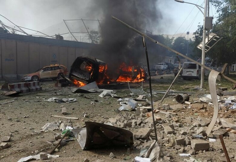 ５月３１日、アフガニスタンの首都カブールの中心部で自動車を使った爆発が発生し、警察当局の発表によると、複数の死傷者が出ているもようだ。写真はカブール中心部の事件現場（２０１７年　ロイター/Omar Sobhani）