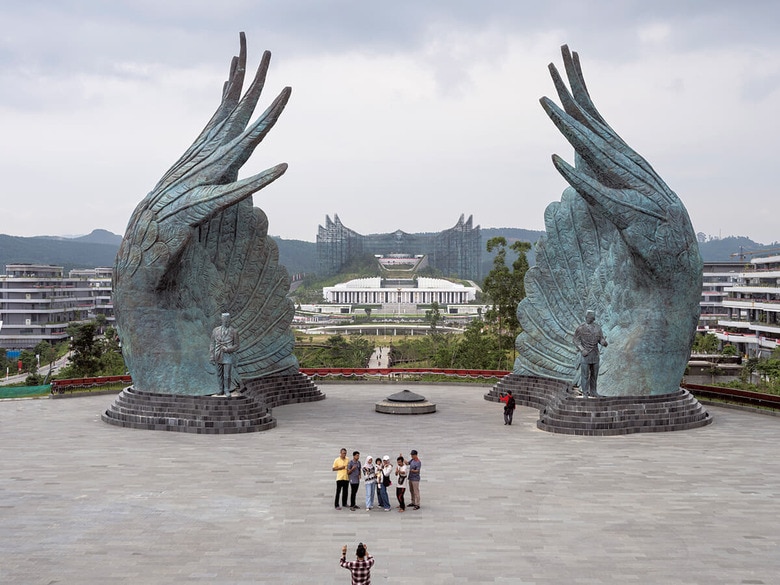 インドネシアの新首都予定地ヌサンタラに設置された、伝説の鳥「ガルーダ」の翼のモニュメント。正面奥は、同じガルーダを模した大統領府。政府機関が集まる地区は完成しているが、正式移転の時期は未定だ