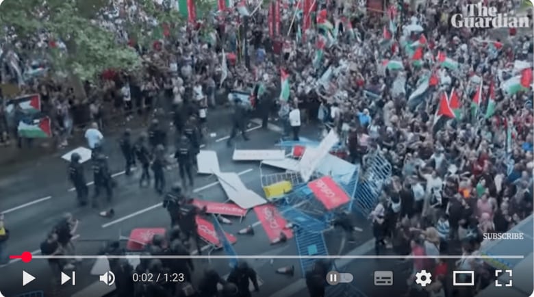 「ブエルタ・ア・エスパーニャ」最終ステージ、マドリードのゴールラインを呑み込んだデモ隊（9月14日）　Guardian Sport/YouTube